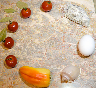 蔬菜免费摄影照片_大理石表面上的蔬菜、贝壳和鸡蛋：圣女果、甜椒、月桂叶、牡蛎、贝壳和鸡蛋