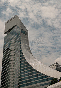城市建筑玻璃摄影照片_具有重复结构的现代高层建筑玻璃墙上的天空和建筑反射。