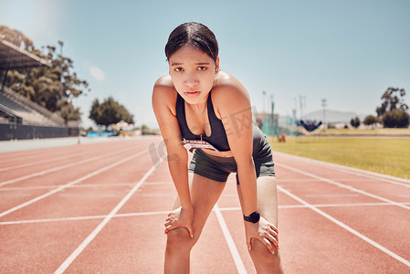 运动、体育场和跑步女性的肖像，用于健身、训练和比赛与蓝天模拟。