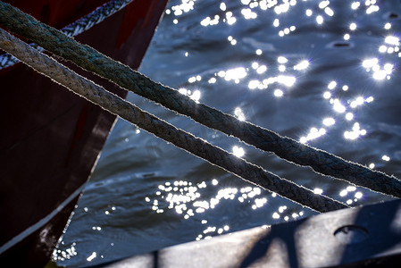 带水反射的拖网渔船系泊缆