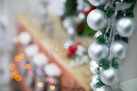 圣诞节期间装饰的云杉树枝上的银色小玩意。