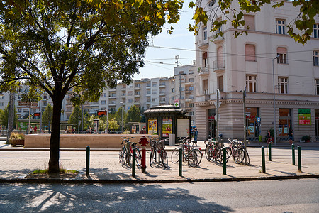 现代欧洲城市街道上的自行车停车场