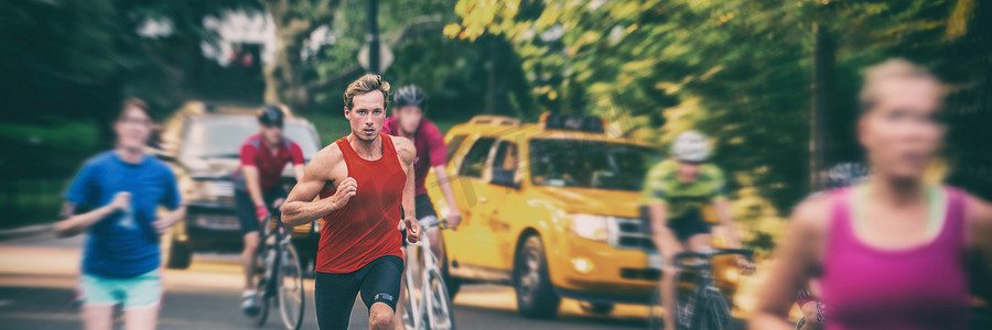 适合跑步者的运动模糊了人们在城市全景横幅上训练的人群 — 运动员在纽约市慢跑、骑自行车，背景是黄色出租车。