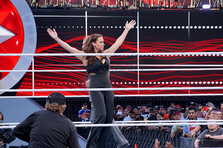 斯蒂芬妮·麦克马洪 (Stephanie McMahon) 在摔角狂热 31 上庆祝