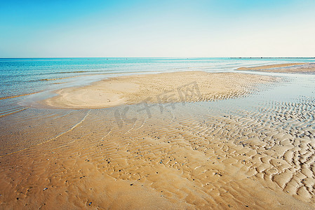 从意大利佩萨罗的沙滩欣赏亚得里亚海的景色