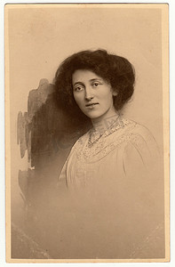 老式照片显示梦幻般的女人肖像。
