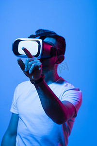 vr虚拟现实摄影照片_男人戴着虚拟 vr 护目镜。