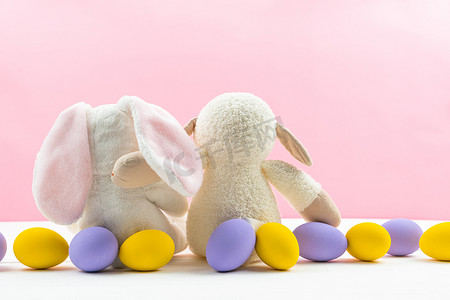 复活节小兔子拥抱兔子朋友与装饰