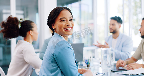 快乐的女商人、肖像或办公室会议实习、董事会培训或多元化团队协作。