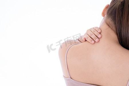 痛苦小人摄影照片_一个女人在孤立的白色背景下感到筋疲力尽，肩颈疼痛和受伤。