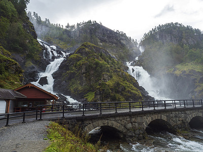 挪威奥达霍达兰县 13 号公路沿线的双瀑布 Latefoss 或 Latefossen 和六座拱桥。