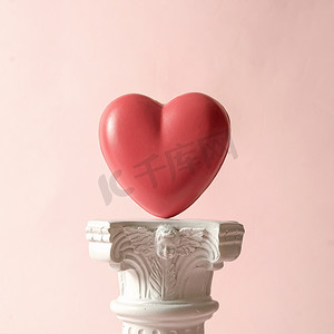 心爱浪漫登上领奖台古色古香的柱子。