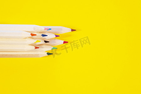 彩色铅笔创意艺术摄影照片_彩色背景上的彩色铅笔