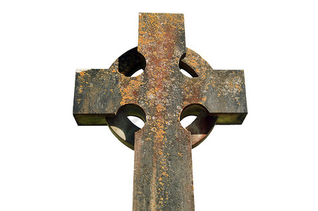 墓地十字架摄影照片_在一个古老的墓地中发现的旧凯尔特十字架被剪掉并与世隔绝