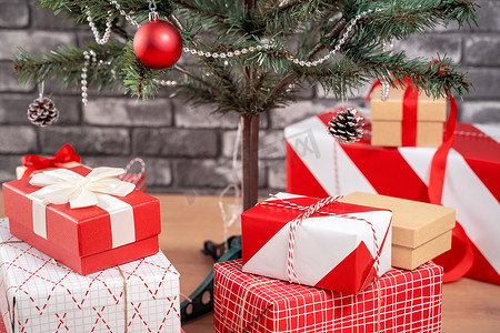 红色家背景图摄影照片_用包裹着美丽的红色和白色 gi 装饰的圣诞树