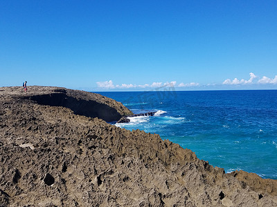 波多黎各伊莎贝拉海滩的岩石海岸和水