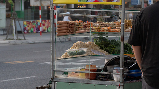 快餐街头小吃摄影照片_亚洲路上的街头食品