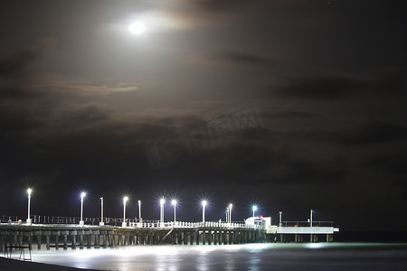 夜幕下的渔人码头。