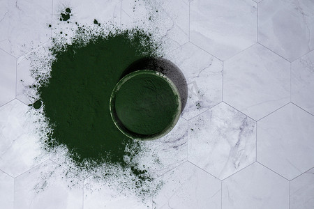 功能食品摄影照片_碗中的蓝绿藻小球藻和螺旋藻粉。