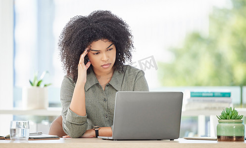 办公室笔记本电脑、倦怠和黑人女性阅读社交媒体、客户体验或电子商务网站的反馈评论。