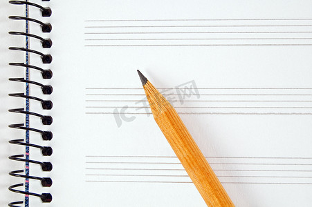 乐谱和铅笔