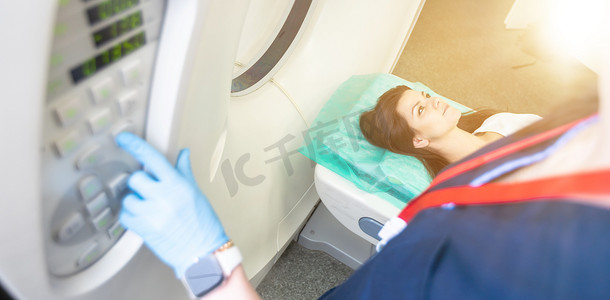 放射科医生和一位女性患者在计算机断层扫描室。