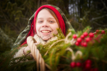 漂亮可爱的少女穿着旧农民的衣服，穿着热毛皮大衣和披肩，在寒冷的冬天森林里，有冷杉树、松树和雪。