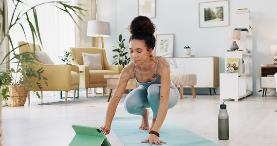 课程直播摄影照片_锻炼、瑜伽和平板电脑与健身女性一起在家里的休息室流式传输在线课程、教程或互联网虚拟培训直播。