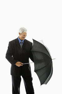 男人打开雨伞。