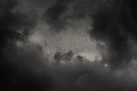 雷雨简笔画摄影照片_黄昏天空中的戏剧性雷云，多雨和阴天。
