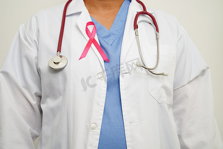 10 月世界乳腺癌日，带粉红丝带的亚洲女医生。