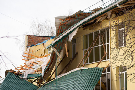 强风过后幼儿园屋顶受损