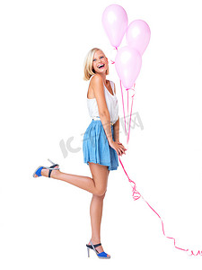 女人、工作室和粉红色气球带着微笑为情人节礼物送上幸福、时尚或美丽的白色背景。