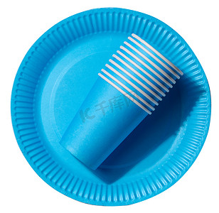 可降解摄影照片_用于野餐的圆形一次性蓝纸盘和杯子，可回收垃圾，顶视图