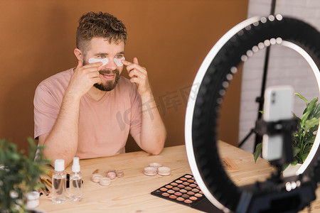 留着胡须的人像制作 vlog 评论化妆品产品和频道录制视频在家制作教程-在线影响者和社交媒体市场直播概念