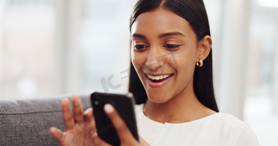 社交媒体、模因和电话在一个快乐的女人手中，她笑着用 wifi 和技术在线浏览。