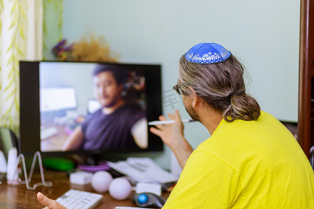 商业犹太男子在视频会议在线工作会议中谈论销售报告在视频通话、社会隔离中的回顾