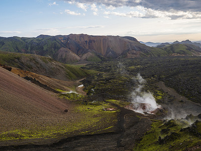 冰岛高地地区 Fjallabak 自然保护区 Landmannalaugar 地区五颜六色的 Rhyolit 山全景与多色火山和地热喷气孔