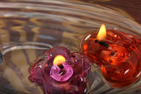 五颜六色蜡烛摄影照片_漂浮在水芳香碗的五颜六色的蜡烛