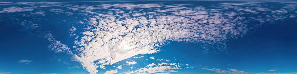 与光卷云的蓝色夏天天空全景。 