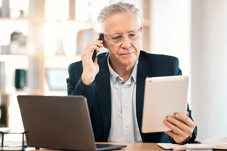 平板电脑、电话和商人在财务会计、投资规划和办公室在线交流。