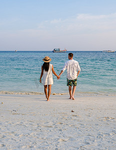 泰国丽贝岛海滩上的男女情侣