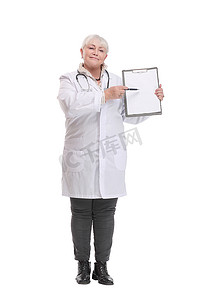 女医生拿着装有疾病文件的空文件夹，并用笔空白剪贴板点。