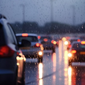 下雨天高速公路上的交通拥堵很严重，雨滴落在汽车玻璃上。