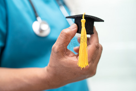 学术论文摄影照片_亚洲医生在医院病房学习毕业差距帽，聪明聪明的天才教育医学理念。