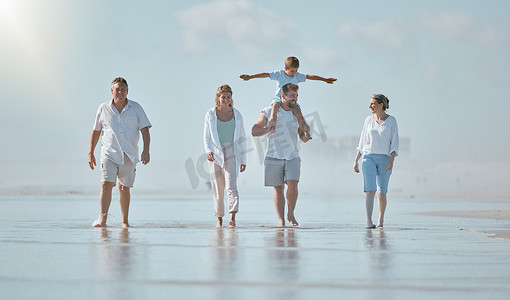 在海滩上散步、自由和大家庭度假，在西班牙海洋旅行和平与爱。