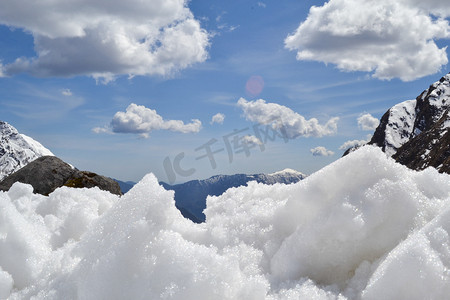 一样高摄影照片_印度北阿坎德邦喜马拉雅地区的雪像棉花一样。