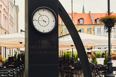波兰比得哥什，2022 年 8 月。时钟在主广场的城市建筑景观著名的热门旅游胜地比得哥什靠近布尔达河。