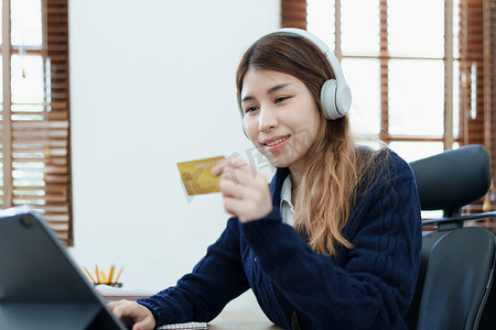 在线购物和互联网支付，美丽的亚洲女性正在使用信用卡和平板电脑笔记本电脑在线购物或在数字世界中办事