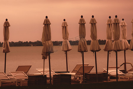 蒂豪尼摄影照片_蒂豪尼的一些遮阳伞和日光浴床